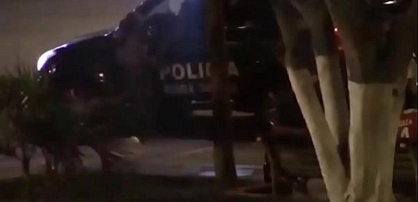 POLICIA PERUANO CON CAMIONETA DE LA 105 MANOSEA A VENEZOLANA DE NOCHE